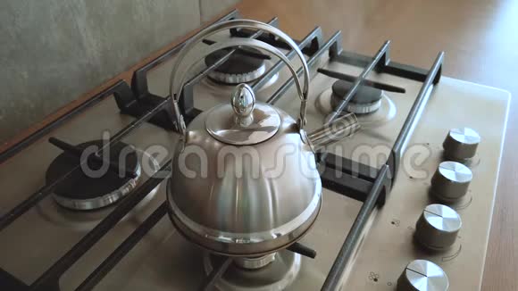 铁水壶一个家庭炉子视频的预览图