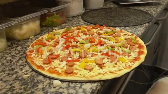披萨放在烤箱里视频的预览图