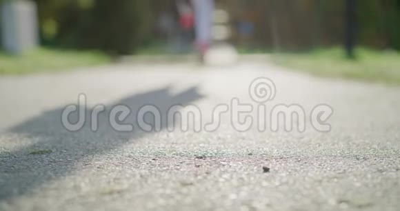 女人慢跑时的腿视频的预览图