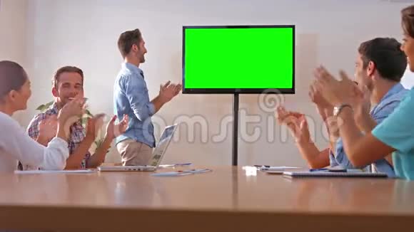 创意团队用绿色屏幕看电视视频的预览图