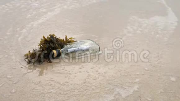 在沙滩上的瓶子里留言视频的预览图