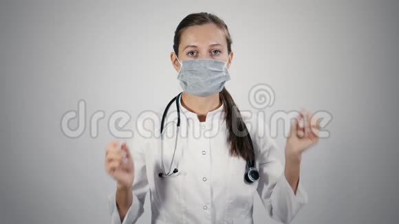戴医用口罩的医生戴上医用口罩视频的预览图