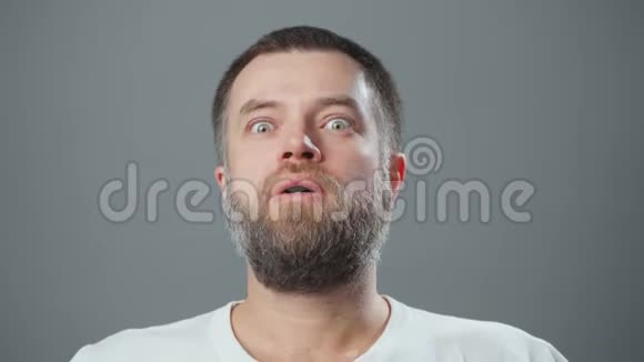 胡子惊讶男人的视频视频的预览图