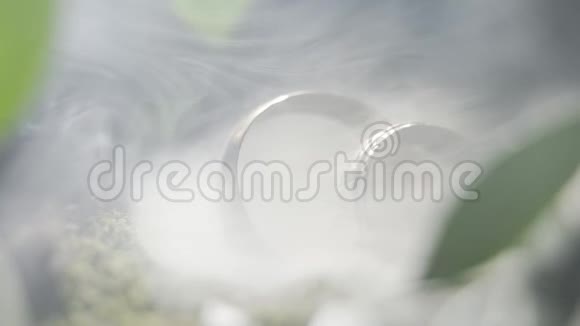 金色的结婚戒指在烟雾中视频的预览图