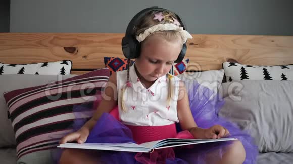 女孩在听音乐和看书视频的预览图