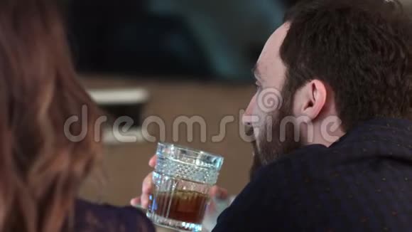可爱的夫妇在酒吧里聊天喝酒视频的预览图