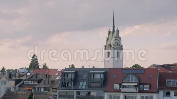 教堂和建筑物屋顶视频的预览图
