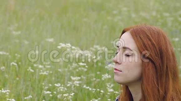 户外深度冥想红头发的女人坐在莲花姿势中放松平静视频的预览图