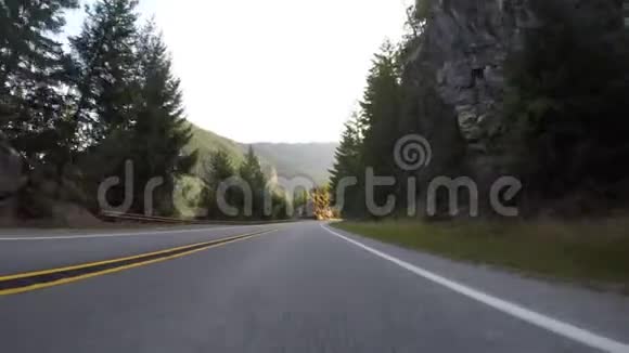 开车穿过洛基悬崖视频的预览图
