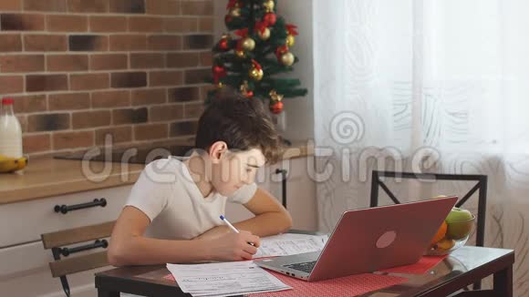 小男孩在家学习视频的预览图