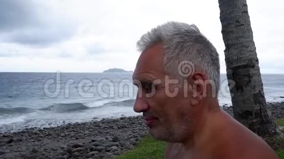 老人在海里喝酒视频的预览图