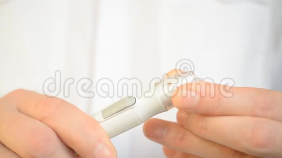 糖尿病测试人员特写视频的预览图