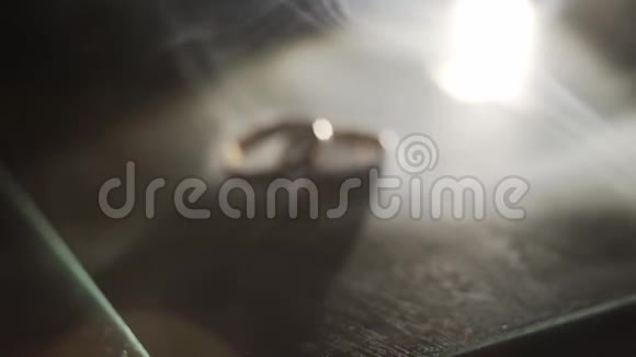 金色的结婚戒指在烟雾中视频的预览图