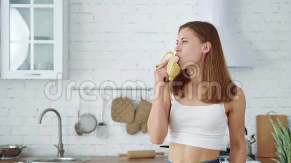 一个年轻女孩吃香蕉视频的预览图