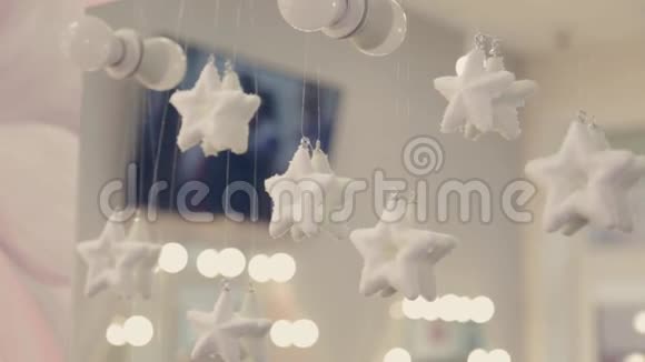 镜子上的白色星星镜子上的装饰视频的预览图