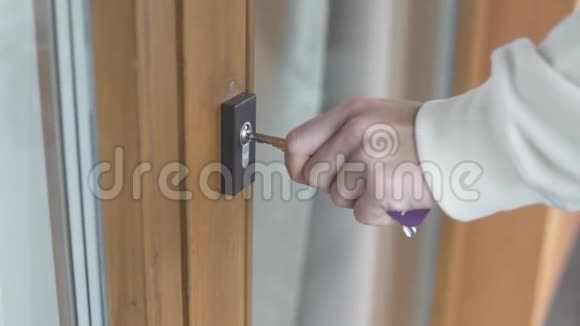 一个女人把钥匙插入锁孔视频的预览图