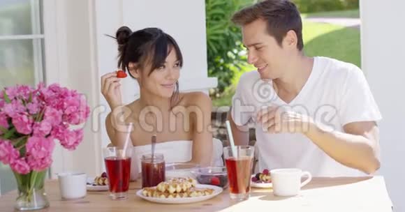 一对夫妇在早餐时互相喂食视频的预览图
