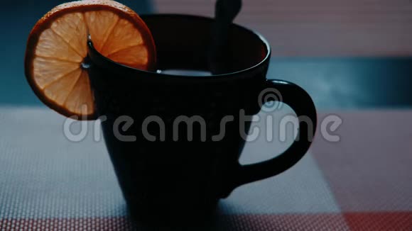 桌上放着柠檬的茶视频的预览图