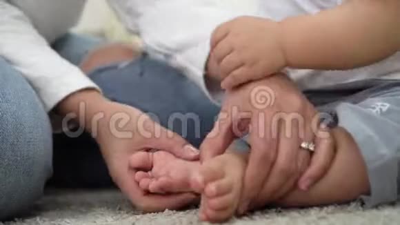 妈妈给婴儿按摩脚视频的预览图