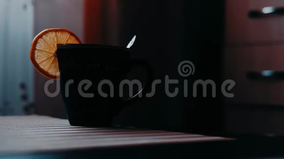 桌上放着柠檬的茶视频的预览图