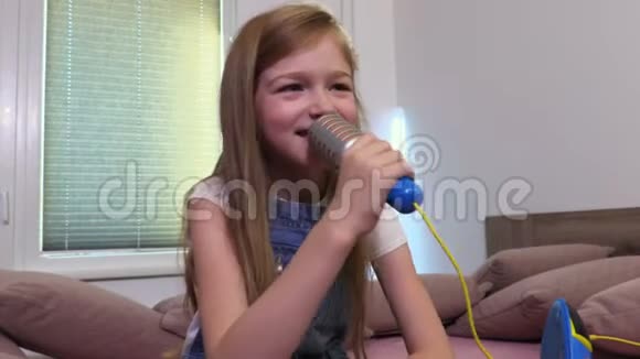女孩唱卡拉OK视频的预览图