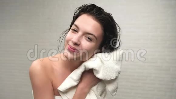 女人用毛巾擦干湿发视频的预览图