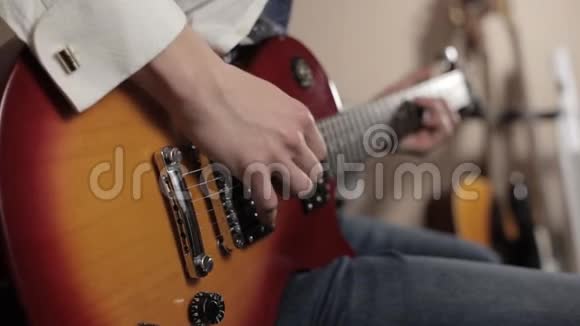 男人弹电吉他视频的预览图