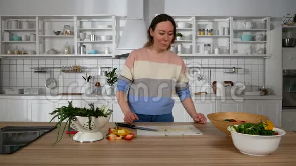 女孩一边做饭一边打电话视频的预览图