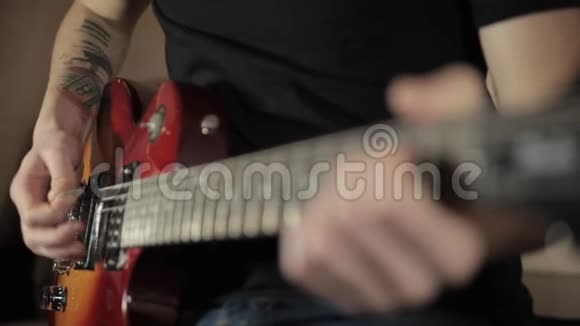 男人弹电吉他视频的预览图