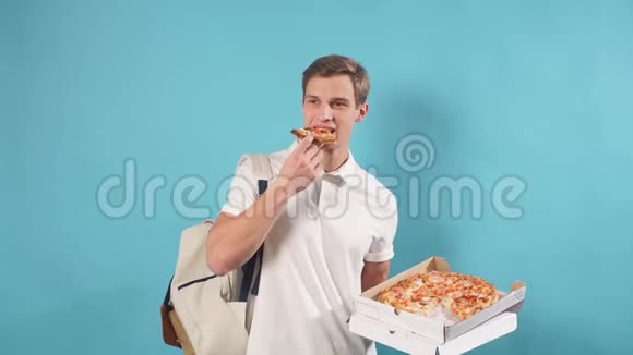 年轻人吃美味的披萨视频的预览图