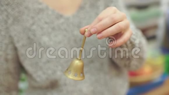 女人手中的铃铛特写视频的预览图