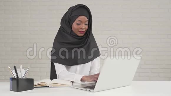 做研究的非洲女人视频的预览图
