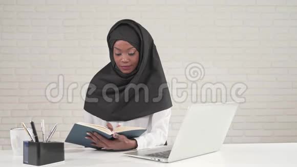 非洲妇女读书笔记视频的预览图