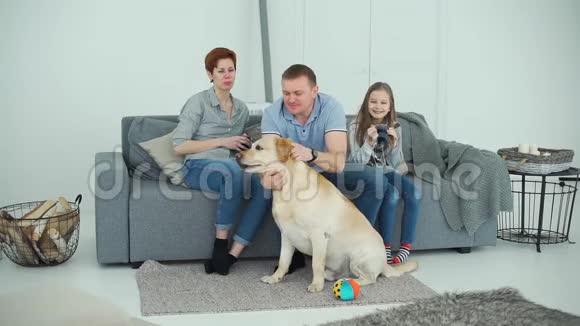 快乐的家庭在家玩狗视频的预览图