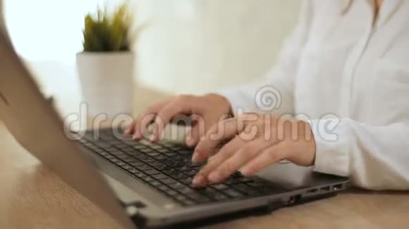 笔记本电脑上的女人类型视频的预览图