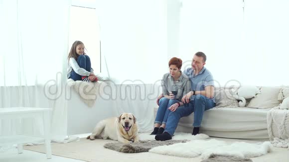 家庭与宠物在家休息视频的预览图