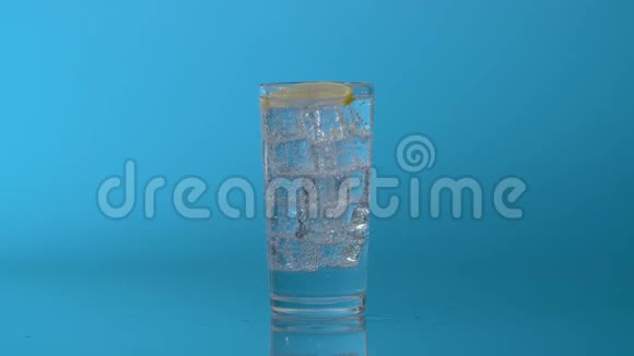 一片柠檬掉进玻璃杯里视频的预览图