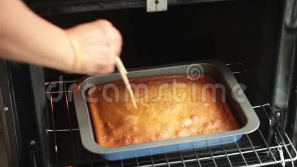 烤箱里的蛋糕视频的预览图