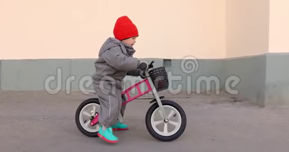 骑自行车的小男孩视频的预览图