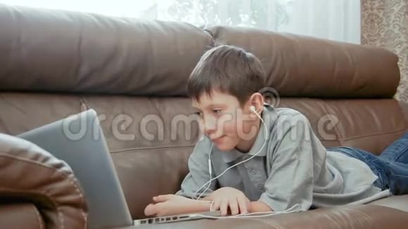 小男孩在笔记本电脑上看视频视频的预览图