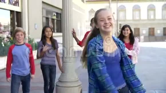 青少年儿童在慢动作中拍照视频的预览图