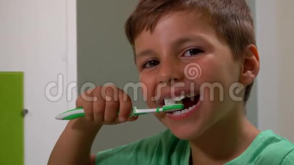 男孩擦牙视频的预览图