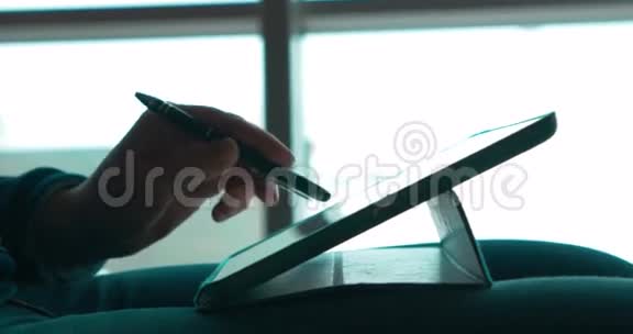 女人用钢笔用触摸板工作视频的预览图