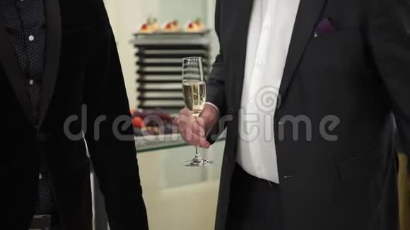 带着香槟的人在活动中停留视频的预览图