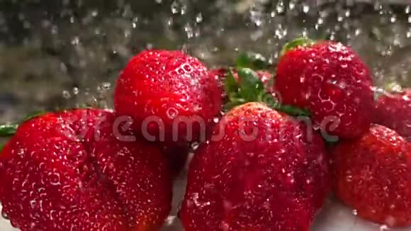 洗草莓水滴慢动作视频的预览图