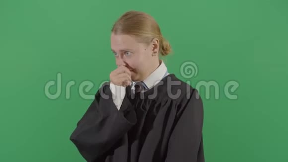 女法官抠鼻子视频的预览图