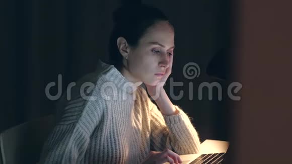可爱的女人晚上在笔记本电脑上睡觉视频的预览图