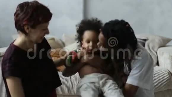 多情的混血父母亲吻小儿子视频的预览图