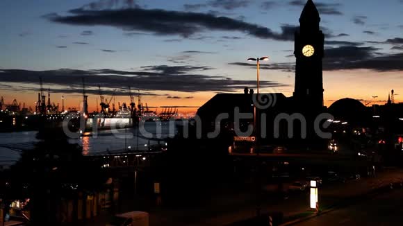 日落后的海港景色视频的预览图