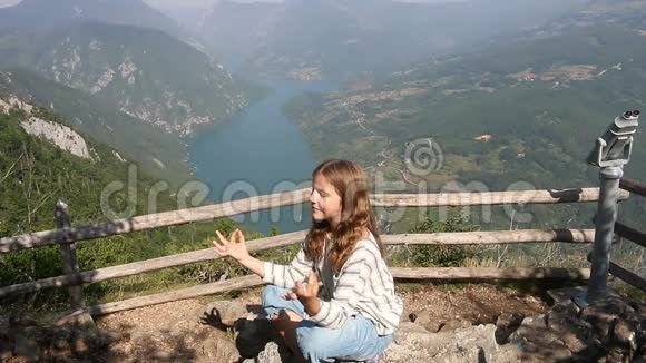 女孩在山上冥想视频的预览图